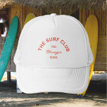 Der Surfclub Custom Red Wappen Surfer White Truckerkappe<br><div class="desc">Der Surfclub mit eigenem roten Wappen bietet einen weißen Hut,  der sich perfekt für Ihre Surfausflüge eignet...  ein eigenes Wappen. Personalisieren Sie die Details Ihrer Ansammlung...  Jahr und Ziel. Ideal für Familien oder Freunde,  die Surf oder Surf-Themenabende besuchen. Matching Accessoires in der Surf Club Cabana Stripe Kollektion.</div>
