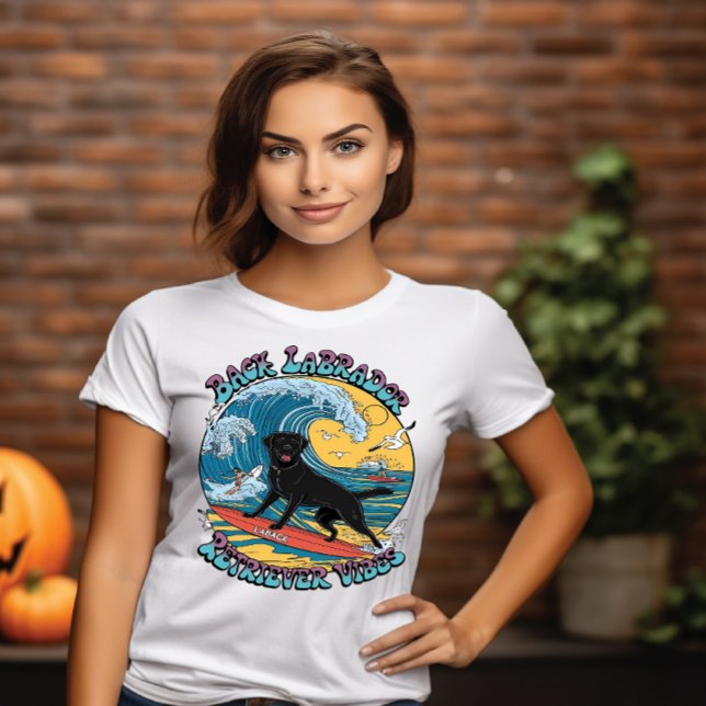 Der Surfjunge Black Labrador Retriever T-Shirt (Von Creator hochgeladen)