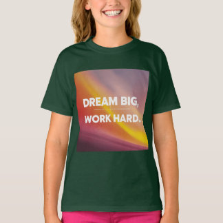 Der T - Shirt "Dream Big, Work Hard" eignet sich p
