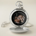 Der Tag, an dem ich mein Daddy-Foto zum ersten Vat Taschenuhr<br><div class="desc">Fügen Sie ein Foto Ihres Babys an dem Tag,  an dem sie ihren Vater kennengelernt haben,  sowie ihren Namen und ihr Geburtsdatum für ein erstes Vatertagsgeschenk hinzu,  das für immer geschätzt wird. Das Foto dient zur Veranschaulichung und kann in ein eigenes umgewandelt werden.</div>