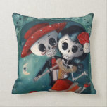 Der Tag der toten Skelettfans Kissen<br><div class="desc">Stück des Tages der Toten Kunst mit ein paar Skeletten in der Liebe. Während des mexikanischen Urlaubs von Dia de Los Muertos feiern alle - es gibt viel zu tanzen und zu singen. Diese Skelette befinden sich inmitten ihres leidenschaftlichen Tanzes, zwischen Blume und Zuckerschädeln unter dem glänzenden Mond. Für sie...</div>
