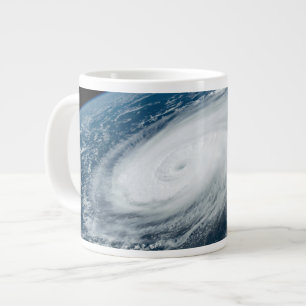 Der Taifun Hinnamnor. Jumbo-Tasse