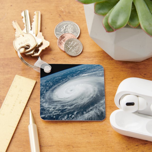 Der Taifun Hinnamnor. Schlüsselanhänger (Schreibtisch)