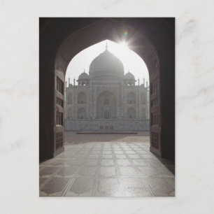 Der Taj Mahal, der durch die Eingangstür zum Postkarte