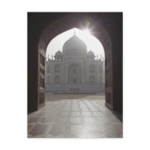Der Taj Mahal, der durch die Eingangstür zum