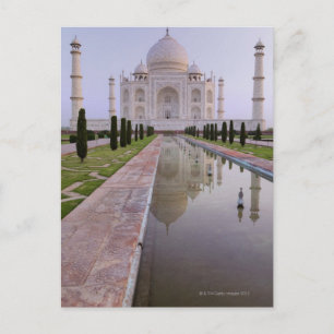 Der Taj Mahal spiegelt sich perfekt in der Stille Postkarte