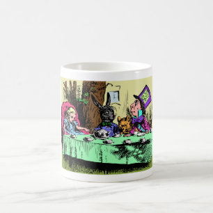 Der Tee-Party-Tasse des Alice im Kaffeetasse