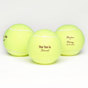 Der Tee wird serviert Lustiger Wortwitz Monogramm Tennisbälle