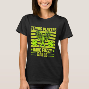 Der Tennisspieler hat ein Geschenk mit unscharfen T-Shirt