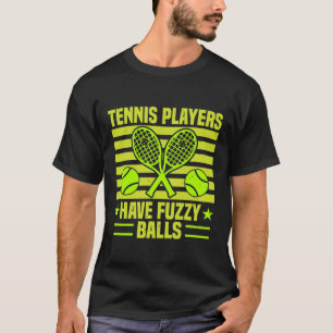 Der Tennisspieler hat ein Geschenk mit unscharfen  T-Shirt
