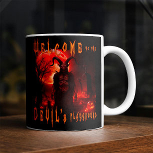 Der Teufel Satan am nächtlichen Friedhof mit blutr Kaffeetasse