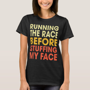 Der türkische Trot läuft das Rennen, bevor er mir T-Shirt