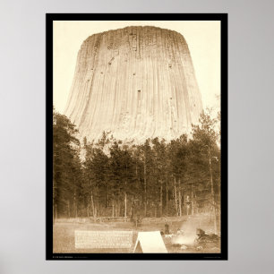 Der Turm des Teufels mit Zelt in vorderem WY 1887 Poster