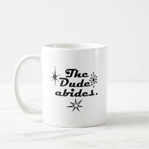 Der Typ hält sich ein Kaffeetasse
