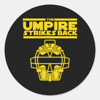 Der Umpire schlägt den Baseball zurück Runder Aufkleber