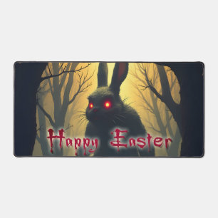 Der unheimliche Osterhase im schattigen Wald Schreibtischunterlage