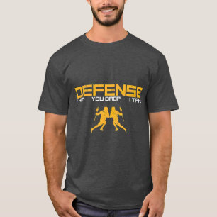 Der Verteidiger schlägt beim Sport des Spielers f T-Shirt