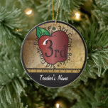 Der Vintage Stil des Lehrers | Kopfbrett Keramikornament<br><div class="desc">Die dritte Klasse Lehrer Ornament bereit für Sie zu personalisieren. ✔ HINWEIS: ÄNDERN SIE NUR DIE VORLAGEBEREICHE, DIE SIE BENÖTIGEN! 😀 Wenn nötig, können Sie einen Teil des Textes entfernen und neu hinzufügen, was immer Sie möchten und welchen Schriftart Sie möchten. 📌 Wenn Sie weitere Anpassungen benötigen, klicken Sie bitte...</div>