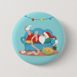 Der Weihnachtsmann auf dem Sofa im Schlafanzug Button