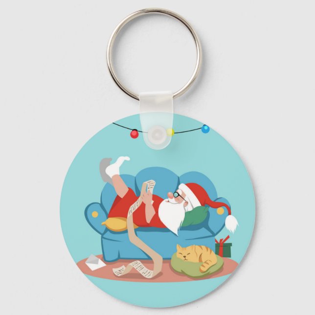 Der Weihnachtsmann auf dem Sofa im Schlafanzug Schlüsselanhänger (Vorderseite)