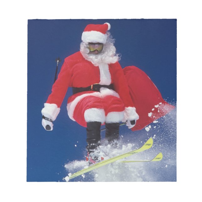 Der Weihnachtsmann auf Skiern springt von einem Ko Notizblock (Vorderseite)