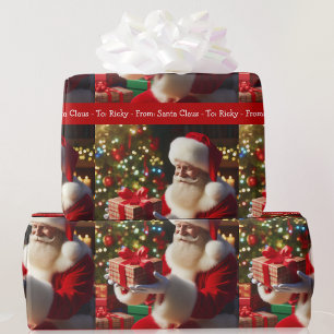 Der Weihnachtsmann fügt dem jungen Mädchen den Nam Geschenkpapier