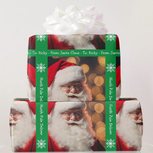 Der Weihnachtsmann fügt dem jungen Mädchen den Nam Geschenkpapier