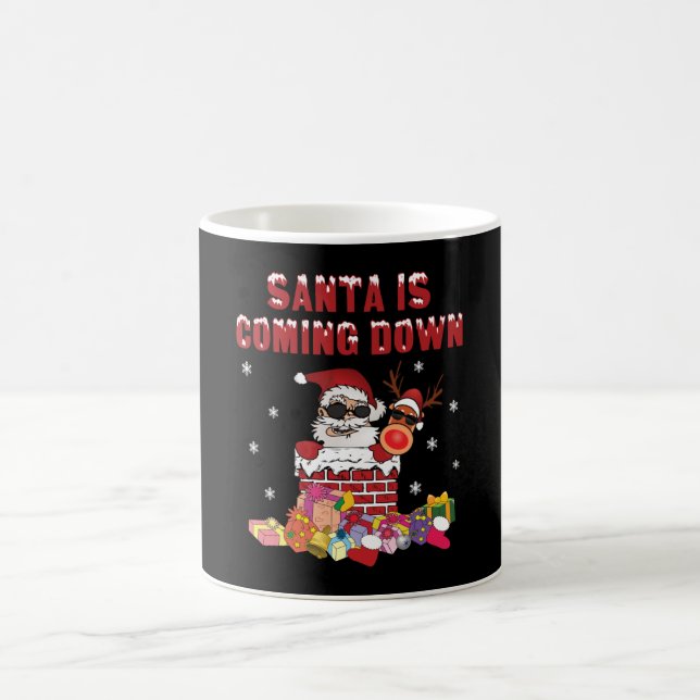 Der Weihnachtsmann kommt den Schornstein herunter Kaffeetasse (Mittel)