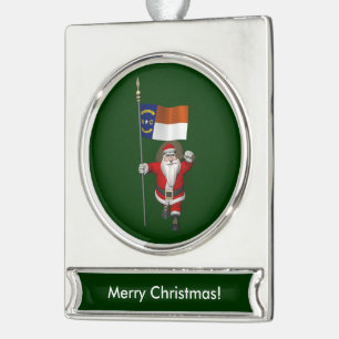 Der Weihnachtsmann mit dem Ausscheiden aus North C Banner-Ornament Silber