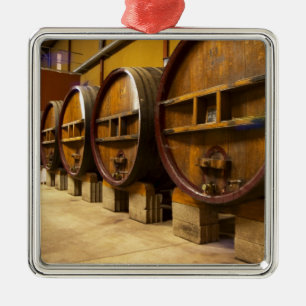 Der Weinkellerkeller mit großen alten Holzfässern Silbernes Ornament