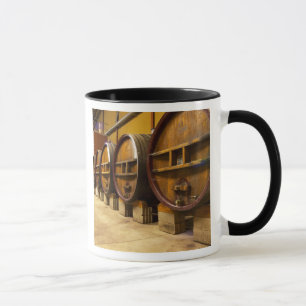 Der Weinkellerkeller mit großen alten Holzfässern Tasse