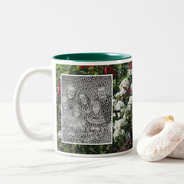 Der weiße Blumengarten Phlox fügt Ihr Foto hinzu Zweifarbige Tasse (Mit Donut)