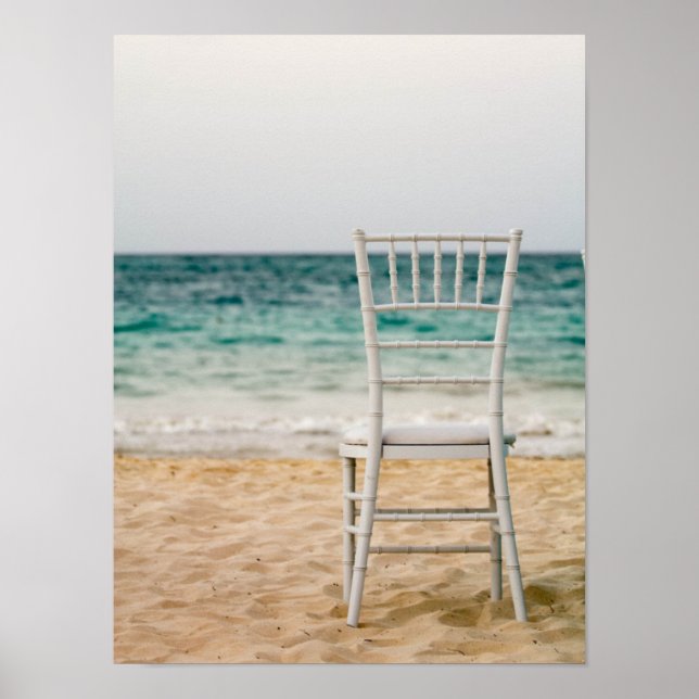 Der weiße Sessel am Strand Poster (Vorne)