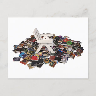 Der weiße Strandstuhl auf einem Haufen Bücher Postkarte