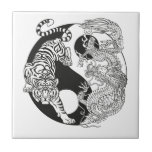 Der weiße Tiger gegen der grüne Drache in der Yin  Fliese<br><div class="desc">Weiße Tiger gegen grüne Drachenenergie im Yang-Symbol für Harmonie und Gleichgewicht. Im Feng Shui sind Drache und Tiger sowohl innerhalb als auch außerhalb des Hauses wichtig. Illustration durch Insima</div>