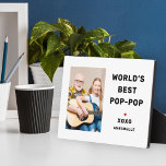 Der weltbeste Pop Pop Personalisiert Foto Plaque Fotoplatte<br><div class="desc">Diese schlichte und moderne Foto-Plakette verfügt über einen porträtförmigen Foto mit individueller "World's Best Pop-Pop"-Formulierung (kann individuell angepasst werden) mit Namen von Enkeln im modernen schwarzen Stil mit rotem Herzinfarkt und Personalisierung der Kindernamen. Macht ein tolles Vatertag-Sake-Geschenk!</div>