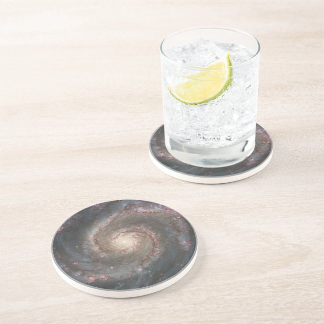 Der Whirlpool Galaxy M51 & Companion im Weltraum Getränkeuntersetzer (Seite)