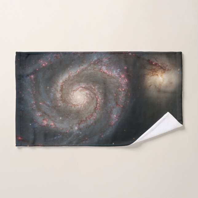 Der Whirlpool Galaxy M51 & Companion im Weltraum Handtuch (Handtuch)