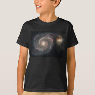 Der Whirlpool Galaxy M51 & Companion im Weltraum T-Shirt