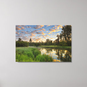 Der Whitefish River mit schönen Sonnenaufgangswol Leinwanddruck