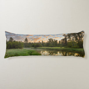 Der Whitefish River mit schönen Sonnenaufgangswolk Seitenschläferkissen