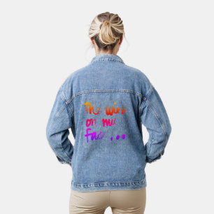 Der Wind auf meinem Gesicht - Regenbogenschrift Jeansjacke