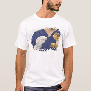 Der Zahnarzt erklärt mit einem zahnmedizinischen T-Shirt