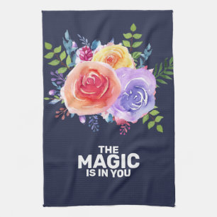 Der Zauber ist, Wasserfarben-Blumendesign zu zitie Geschirrtuch