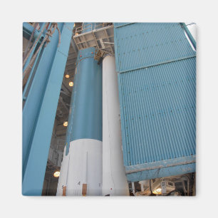 Der zweite feste Raketenmotor wird in Winkel des Magnet