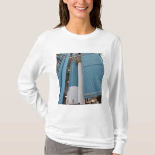 Der zweite feste Raketenmotor wird in Winkel des T-Shirt