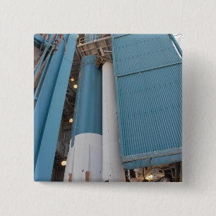 Der zweite Feststoffraketenmotor wird in den Plane Button