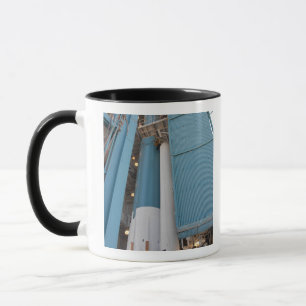 Der zweite Feststoffraketenmotor wird in den Plane Tasse