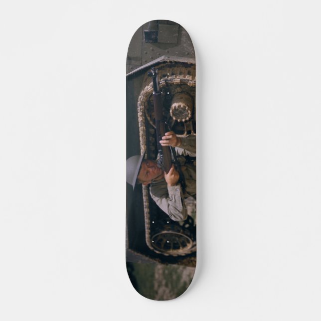 Der Zweite Weltkrieg Soldat kniet mit Garand Rifle Skateboard (Vorne)