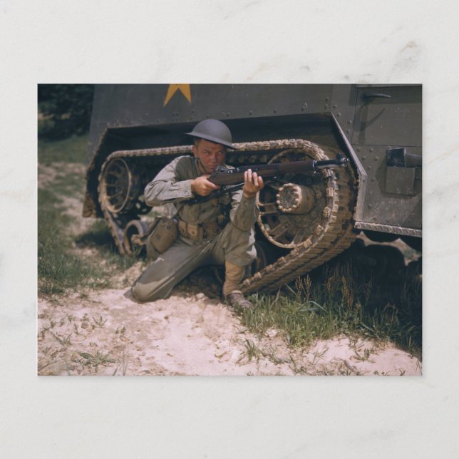 Der Zweite Weltkrieg Soldier Kneeling mit Garand R Postkarte (Vorderseite)